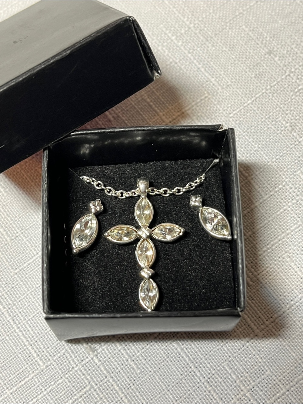 New AVON set
Silver-Tone Crystal Cross Necklace & Stud Earrings Set
Box included